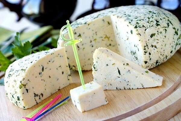 Сыр с зеленью